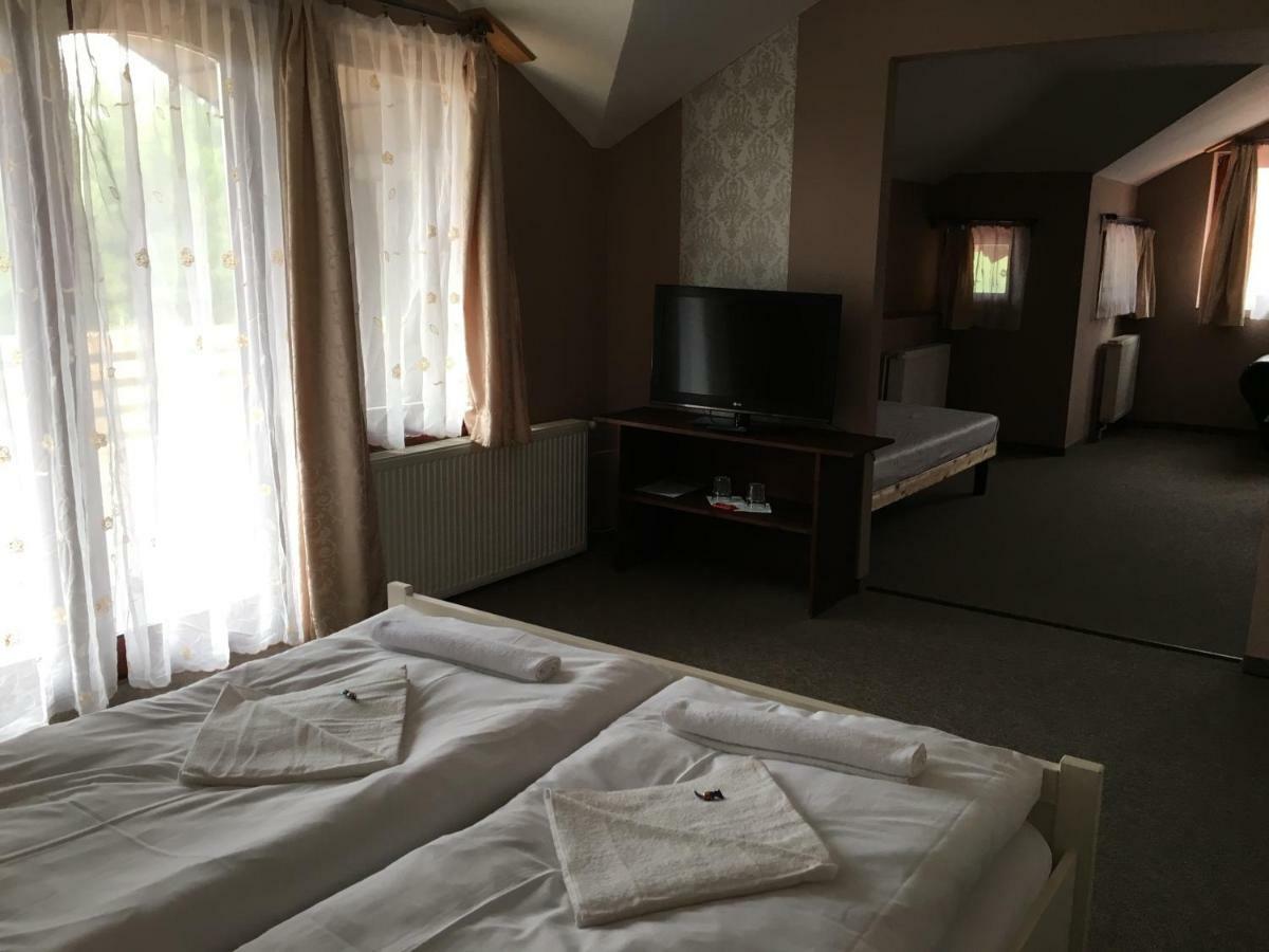 Tavi Panzio Es Etterem Bed and Breakfast Veresegyház Exterior foto