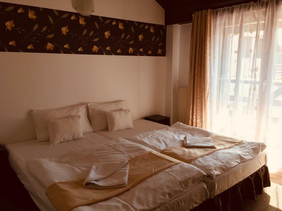 Tavi Panzio Es Etterem Bed and Breakfast Veresegyház Exterior foto