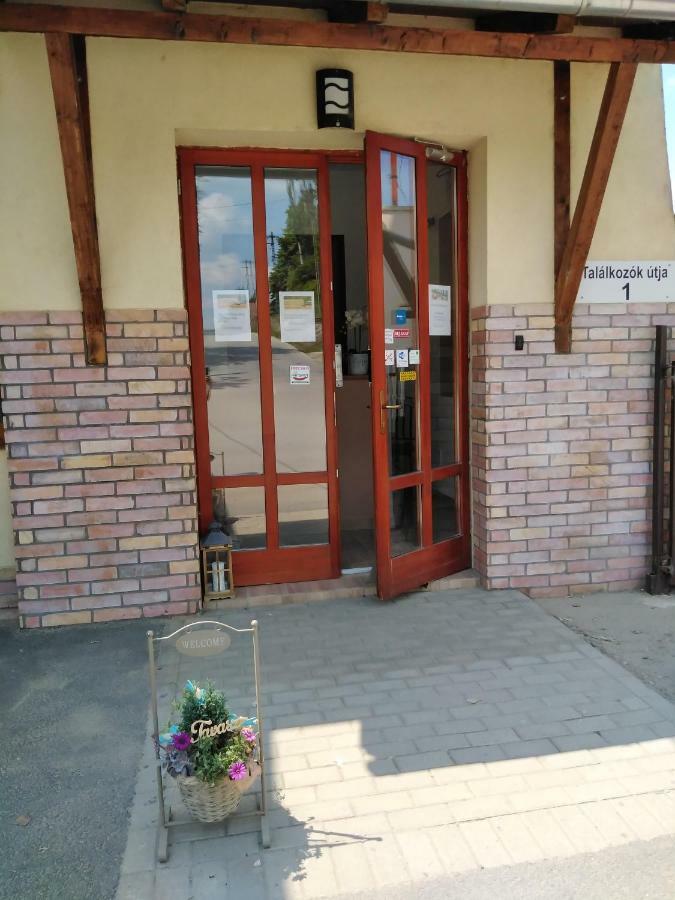 Tavi Panzio Es Etterem Bed and Breakfast Veresegyház Exterior foto
