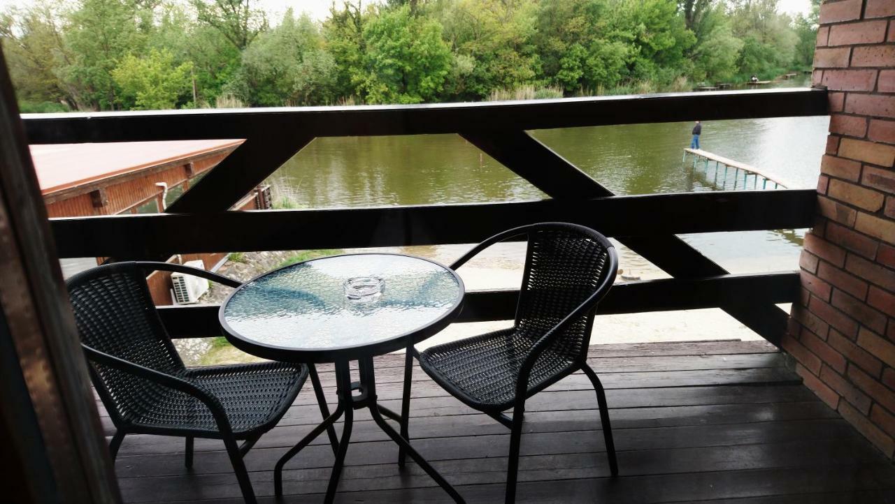 Tavi Panzio Es Etterem Bed and Breakfast Veresegyház Exterior foto