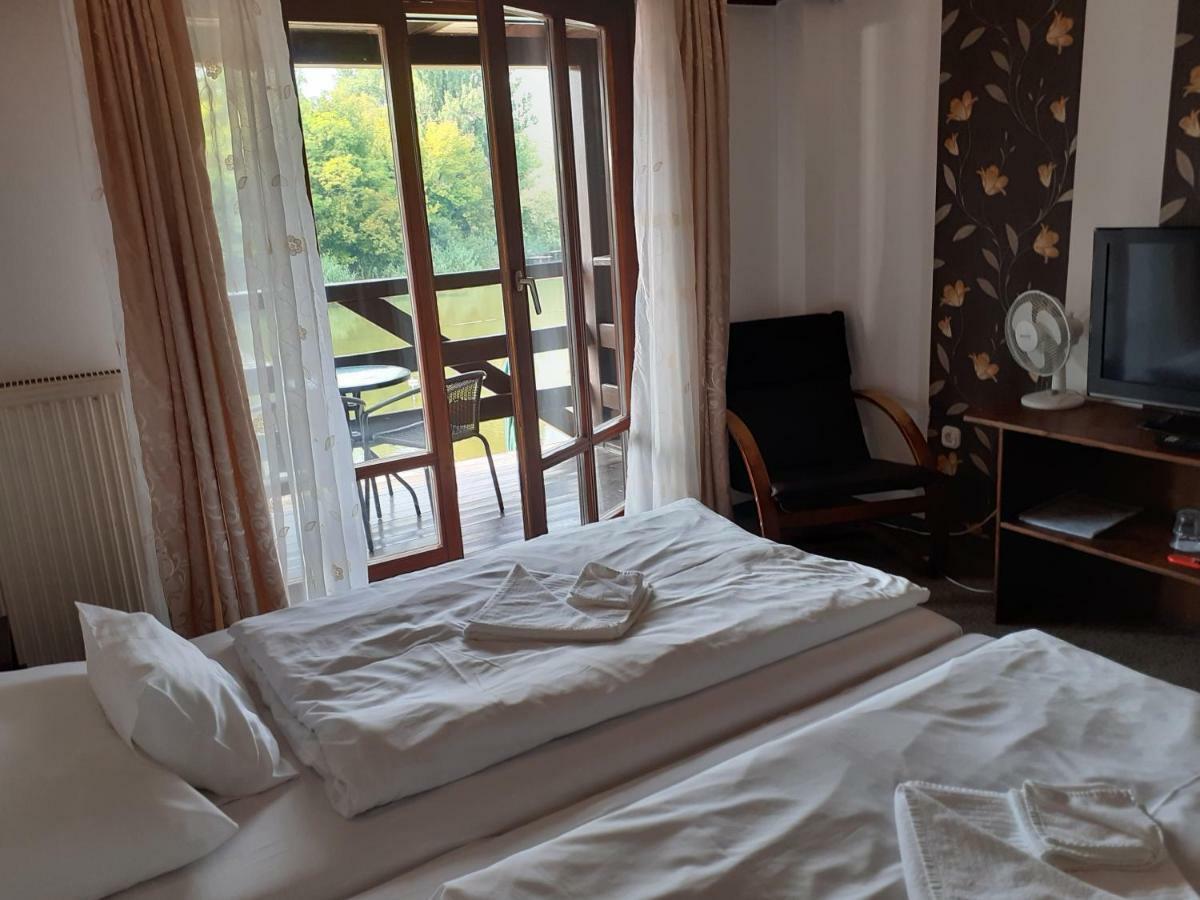 Tavi Panzio Es Etterem Bed and Breakfast Veresegyház Exterior foto
