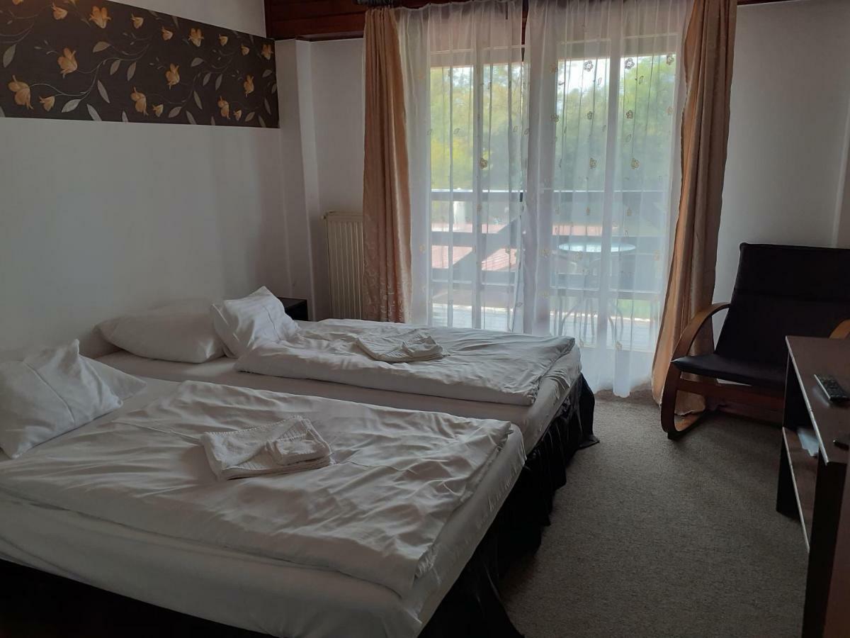 Tavi Panzio Es Etterem Bed and Breakfast Veresegyház Exterior foto