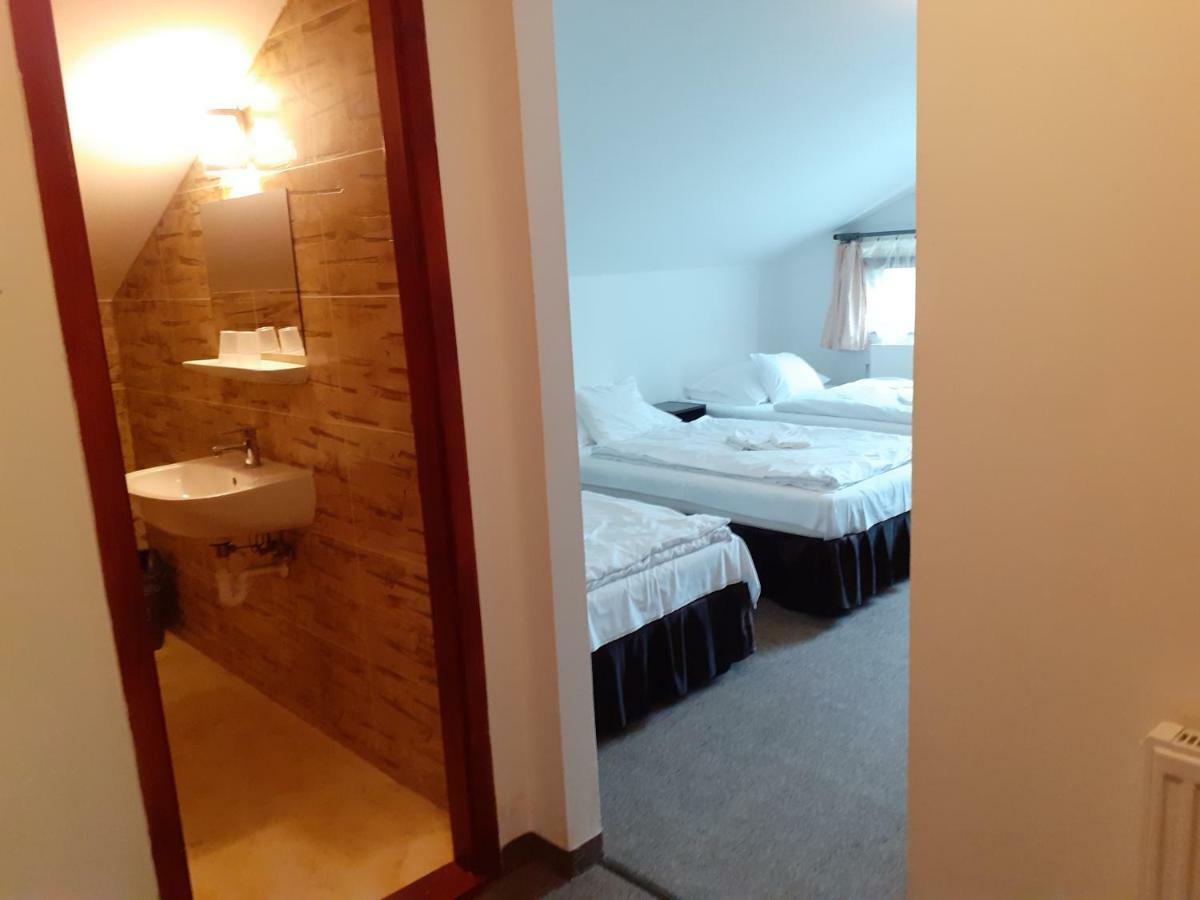 Tavi Panzio Es Etterem Bed and Breakfast Veresegyház Exterior foto