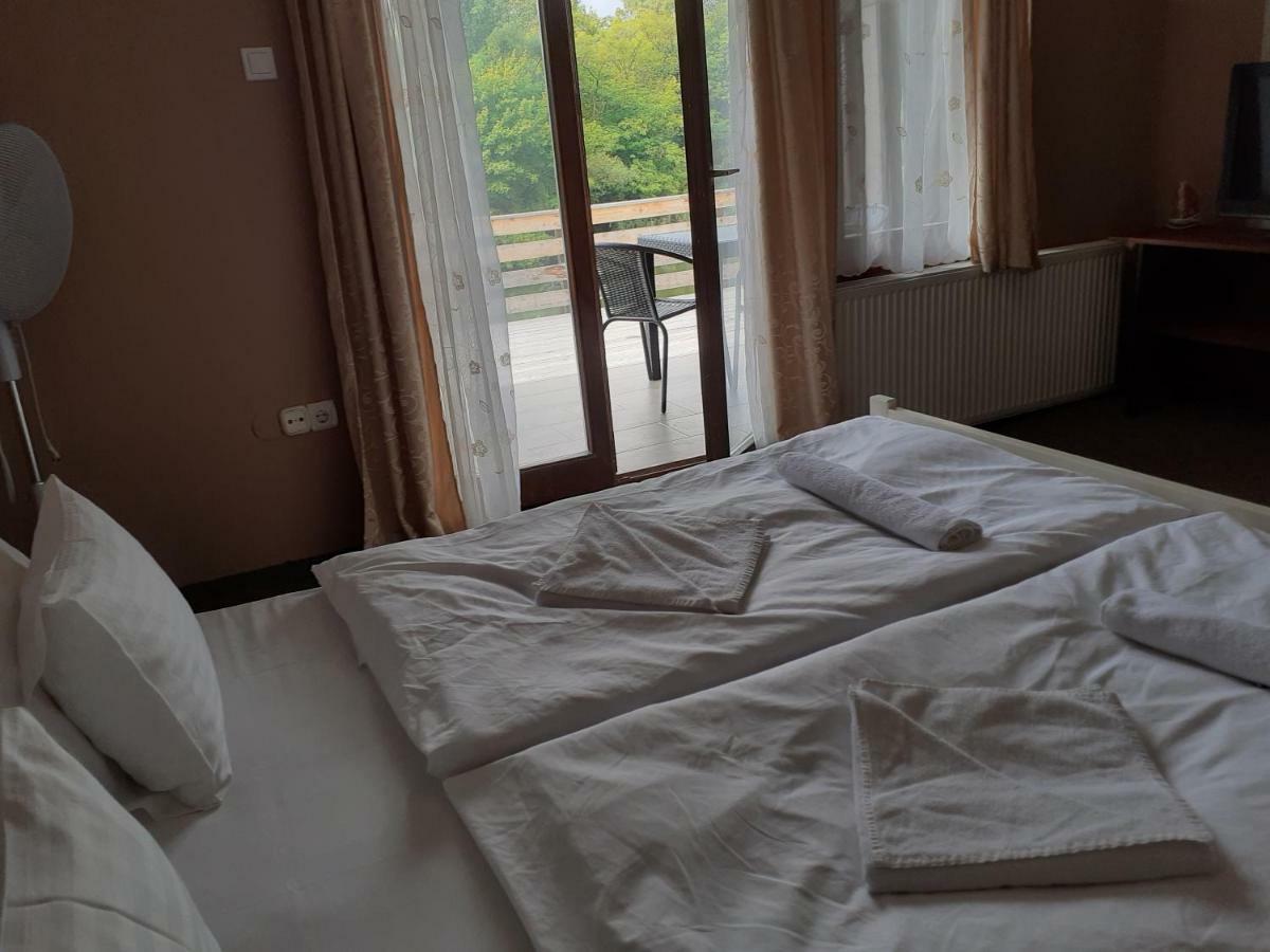 Tavi Panzio Es Etterem Bed and Breakfast Veresegyház Exterior foto