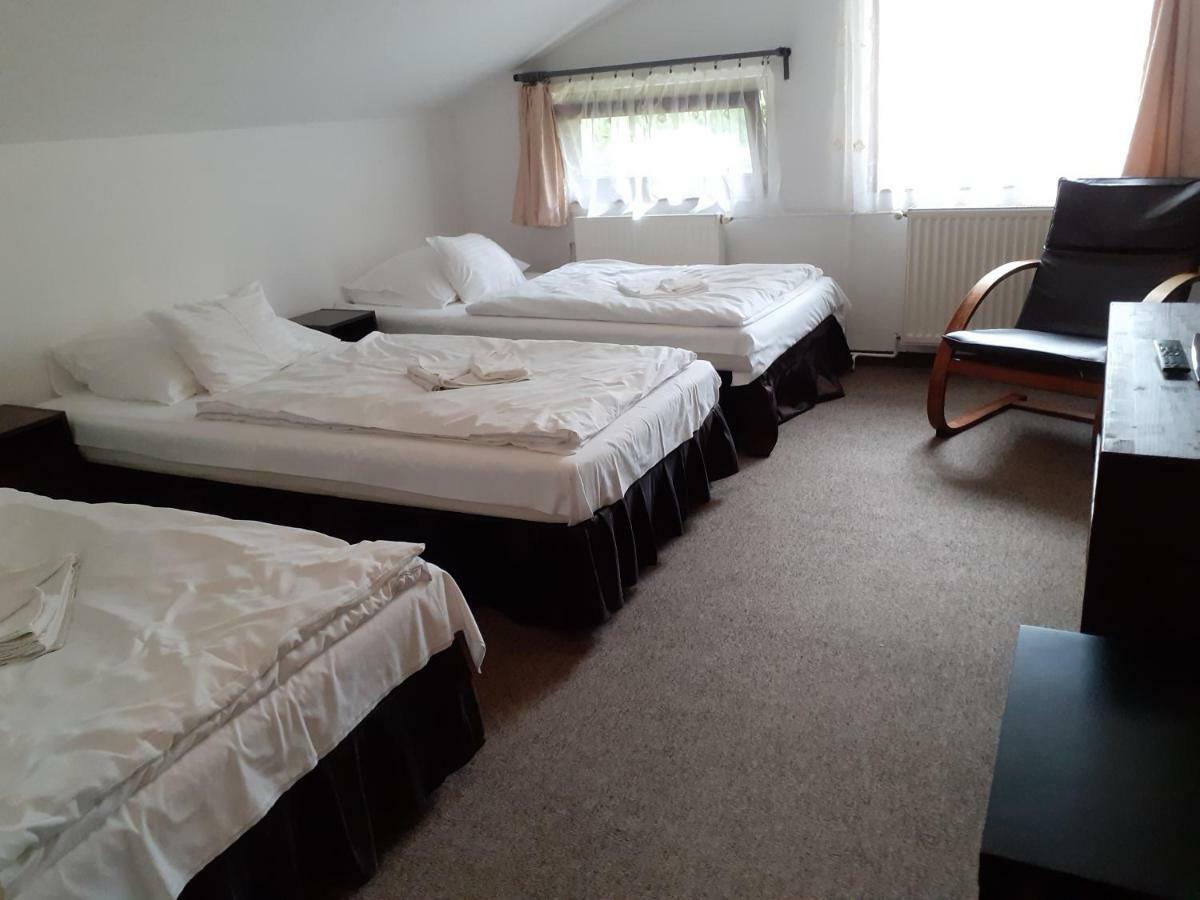 Tavi Panzio Es Etterem Bed and Breakfast Veresegyház Exterior foto