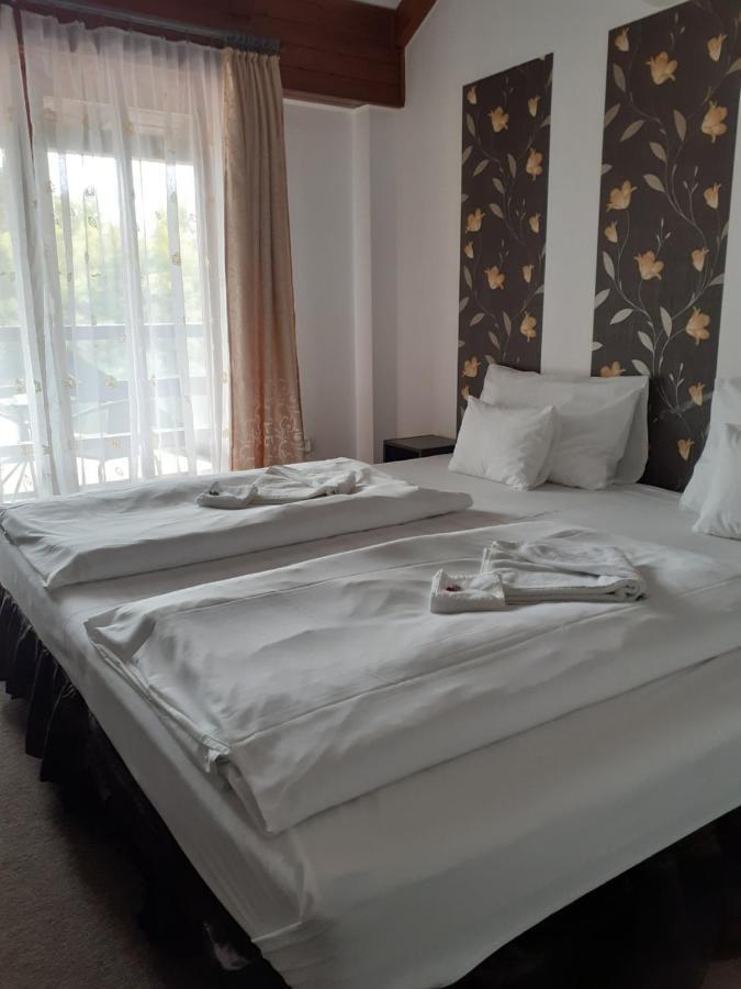Tavi Panzio Es Etterem Bed and Breakfast Veresegyház Exterior foto