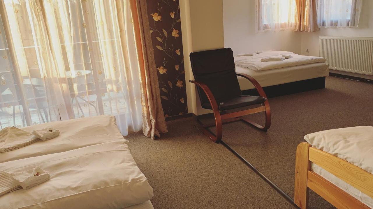 Tavi Panzio Es Etterem Bed and Breakfast Veresegyház Exterior foto